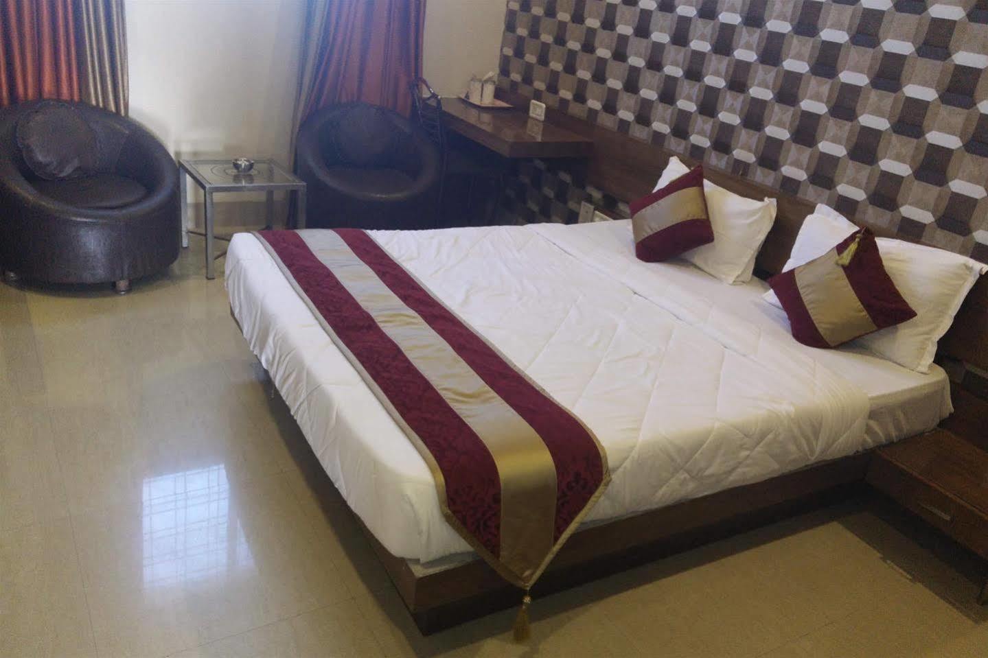 Hotel Shri Khedapati International Dewas Ngoại thất bức ảnh