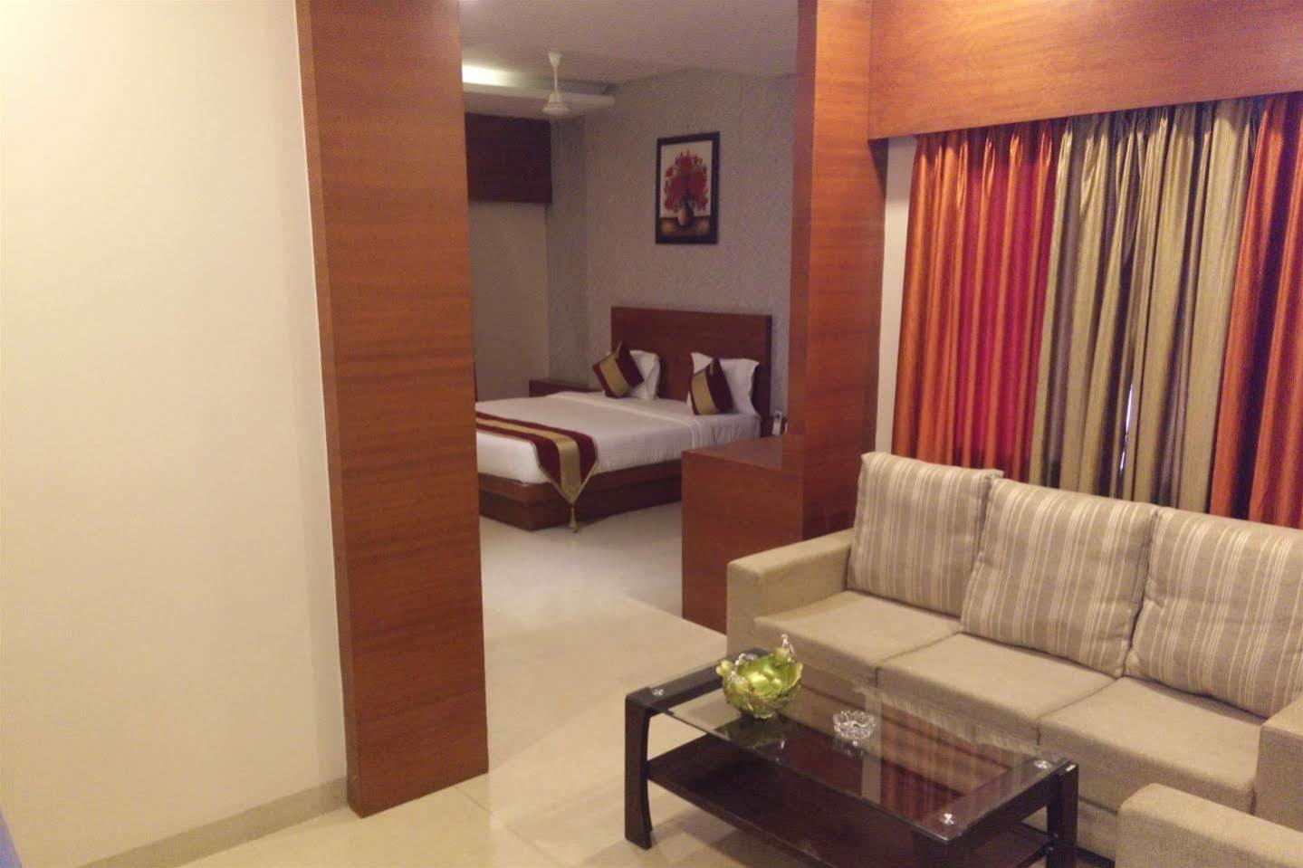 Hotel Shri Khedapati International Dewas Ngoại thất bức ảnh