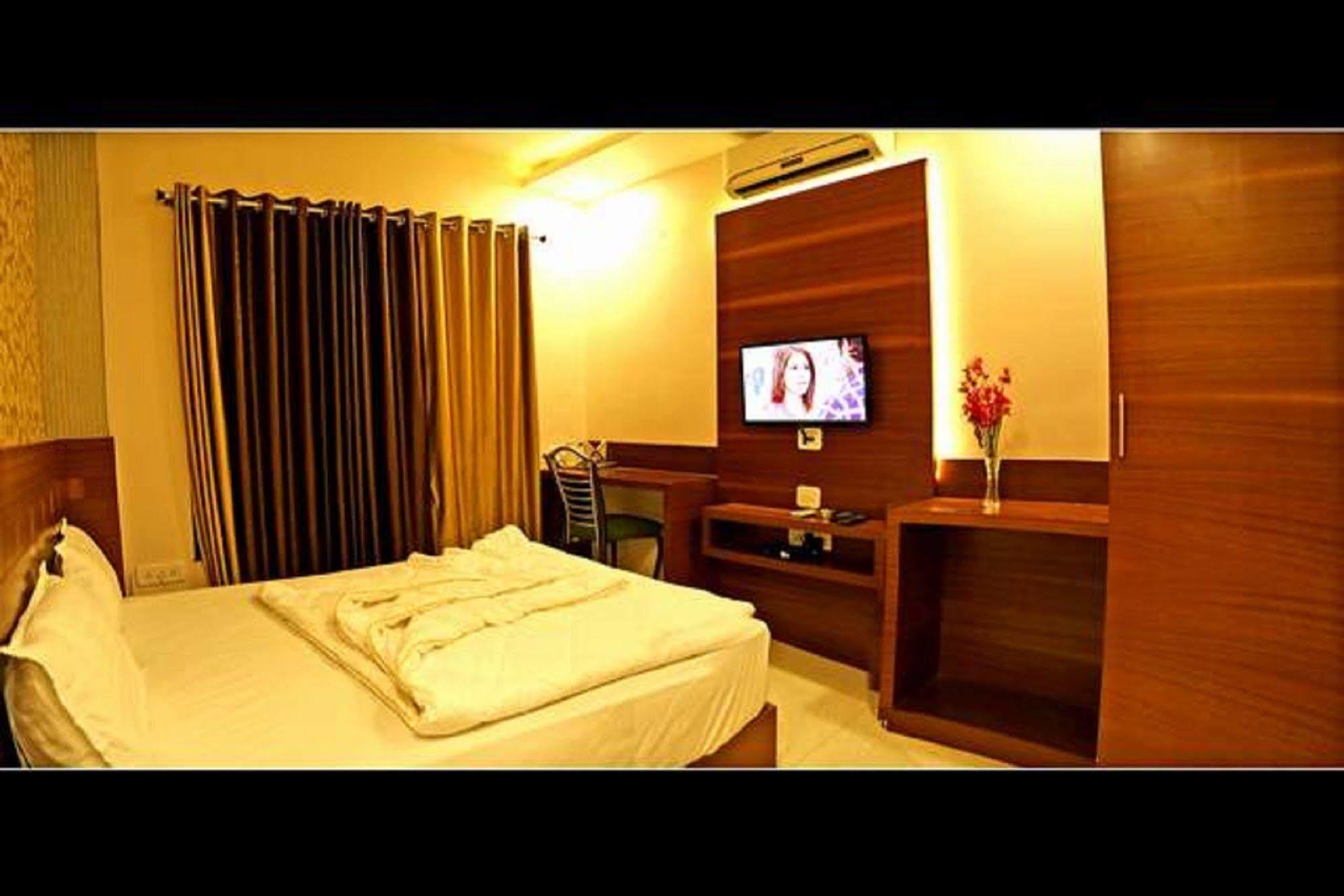 Hotel Shri Khedapati International Dewas Ngoại thất bức ảnh
