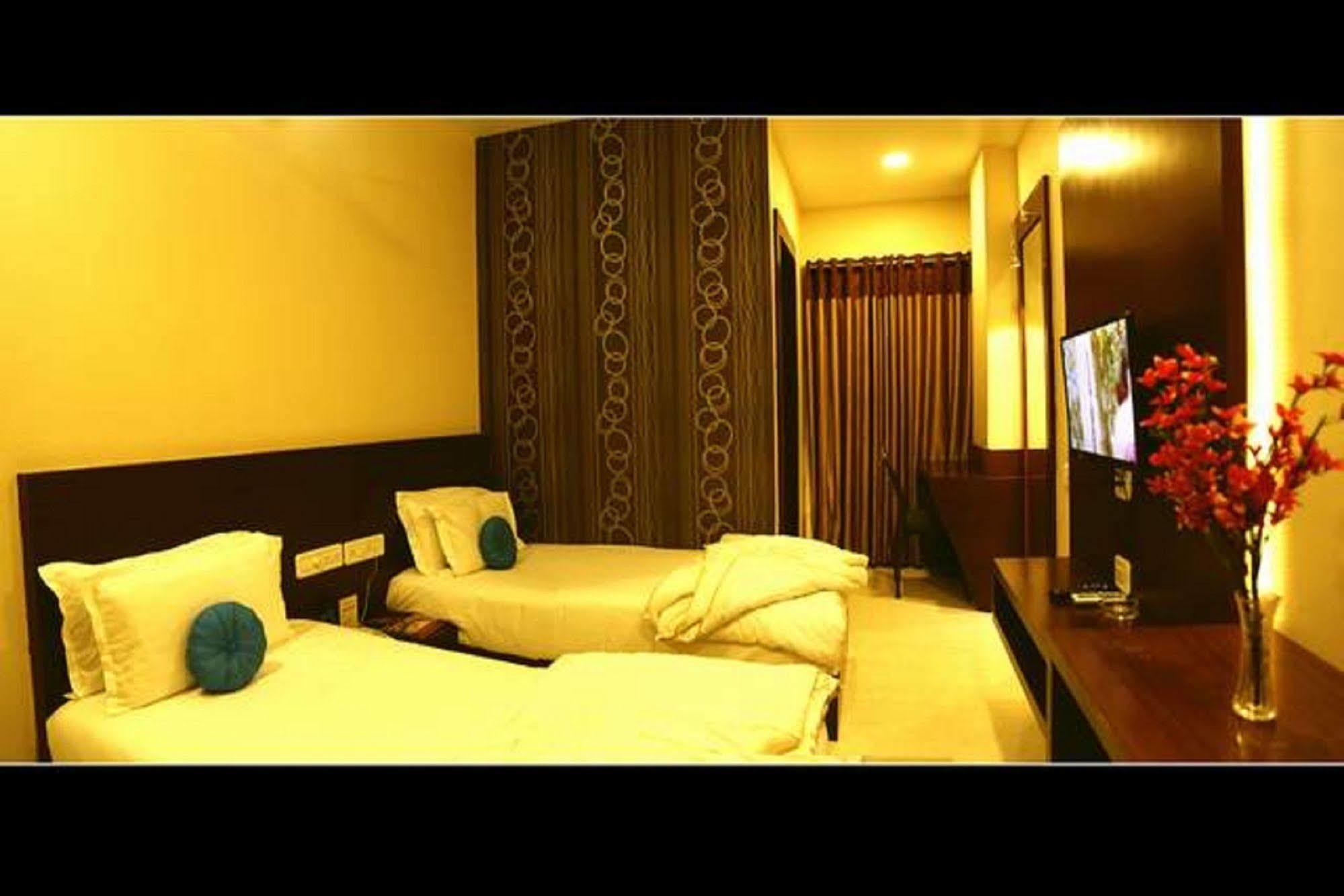 Hotel Shri Khedapati International Dewas Ngoại thất bức ảnh